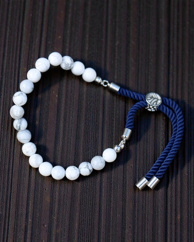 Ocean Calm – Pulsera con howlita blanca y plata 925 en cordón azul marino