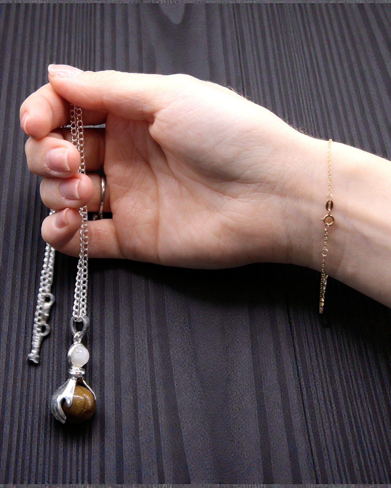 Crystal Hands – Wisior Uzdrawiających Dłoni z Tygrysiego Oka