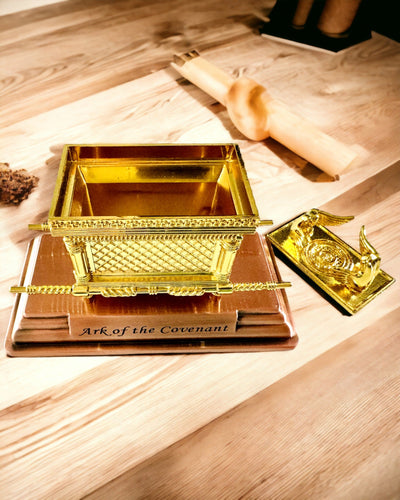 Majestuosa Miniatura del Arca de la Alianza en Marco Dorado 11.2 x 5.8 x 7.3cm - Arca exclusiva, Decoración en Edición Dorada