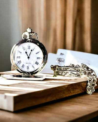 Reloj de Bolsillo Clásico con Números Romanos y Cadena, Cuarzo, Brillo de Acero - color plateado