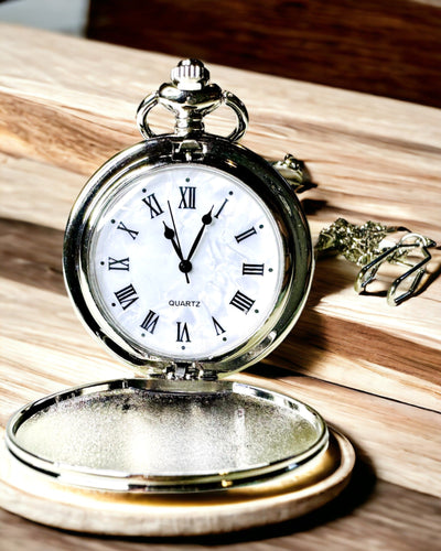 Reloj de Bolsillo Clásico con Números Romanos y Cadena, Cuarzo, Brillo de Acero - color plateado