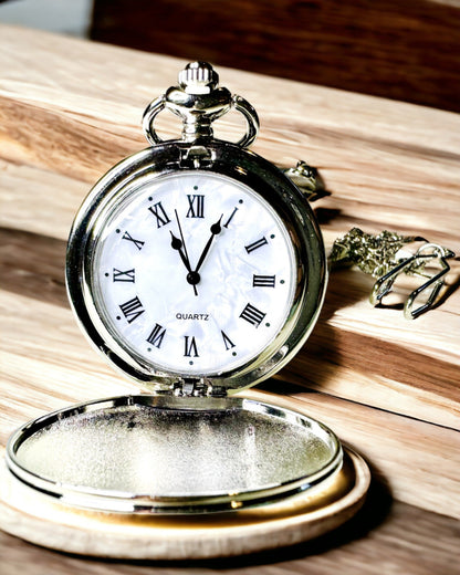 Reloj de Bolsillo Clásico con Números Romanos y Cadena, Cuarzo, Brillo de Acero - color plateado