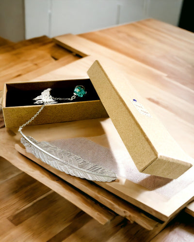 Marcador de libro creativo de estilo retro con motivo de pluma y mariposa – Elegante regalo promocional, color plateado/azul