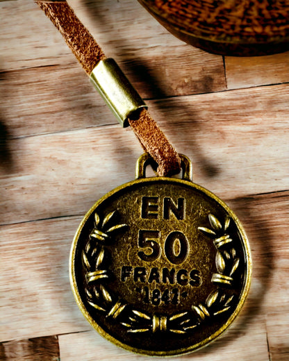 Retro Claro marrón - mate, Estuche de cuero en Estilo Viajero con Mapa del Mundo – Práctico y Espacioso. Personalización con grabado.