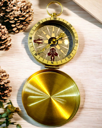 Brújula de Navegación de Estilo Retro – Instrumento Portátil y Preciso para Determinar la Dirección para Viajeros y Exploradores. Grabado, personalización.