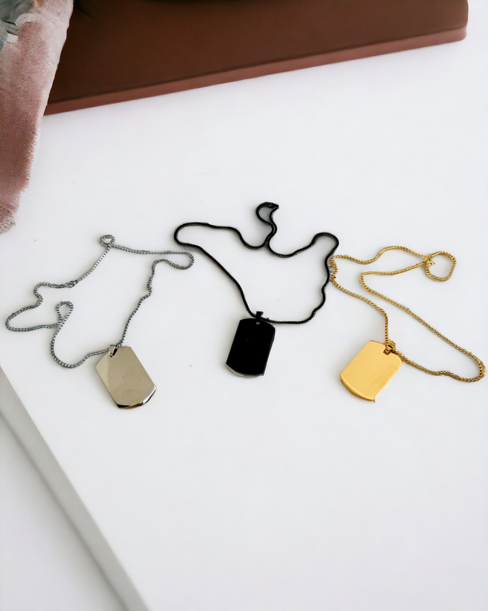 Collar con Dog Tag "Tres Tonos de Estilo" - Placa de Identificación - Colgante Elegante de Acero Inoxidable con Opción de Grabado