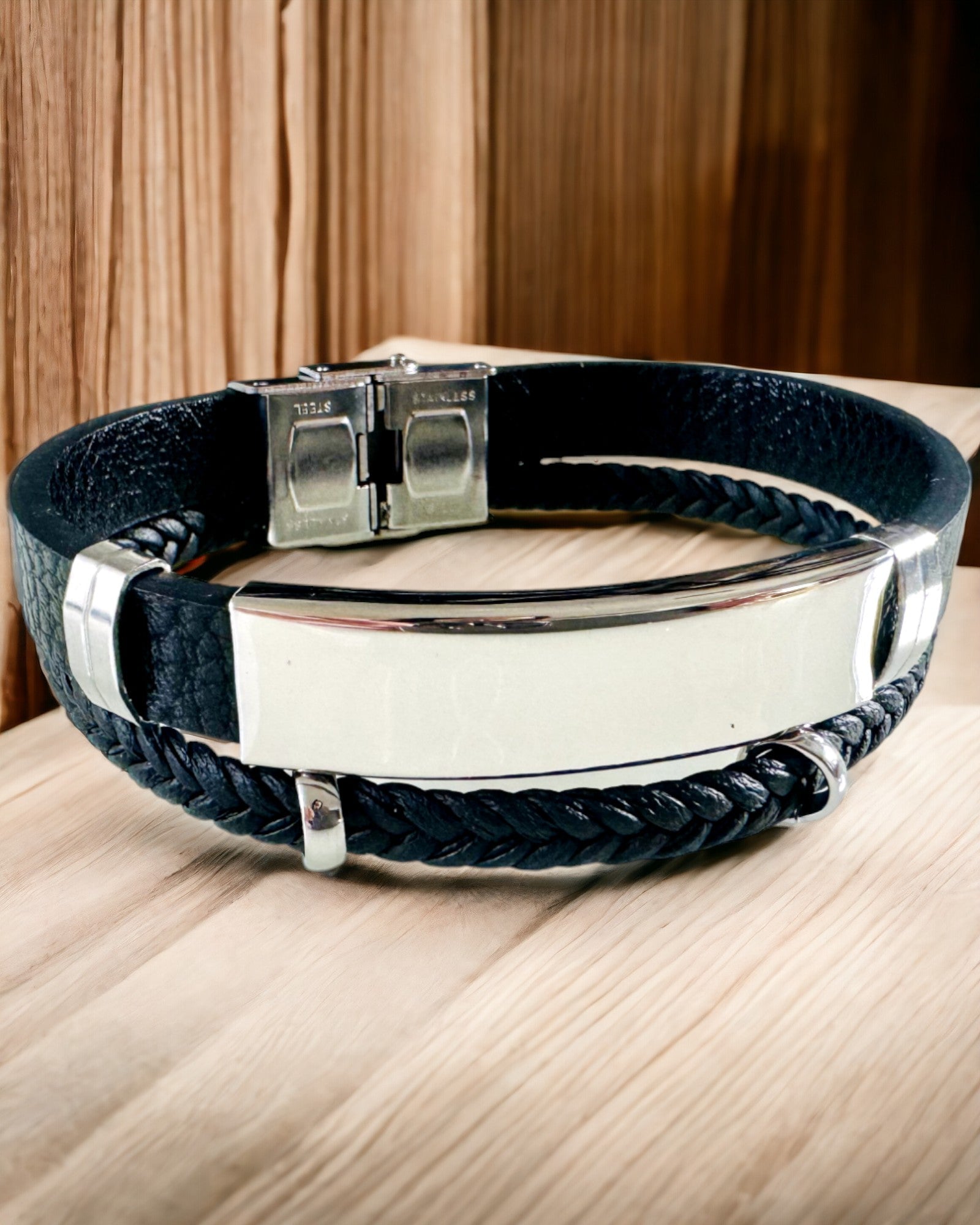 Pulsera Masculina de Cuero PU y Acero Inoxidable con Posibilidad de Grabado – Disponible en Dos Variantes de Color