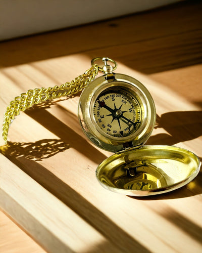 Brújula de color dorado Aventura – Elegante Navegador de Descubrimientos