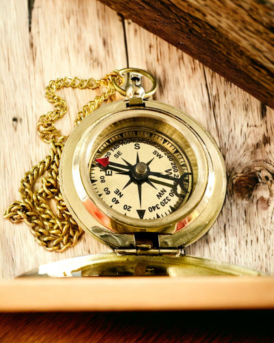 Brújula de color dorado Aventura – Elegante Navegador de Descubrimientos