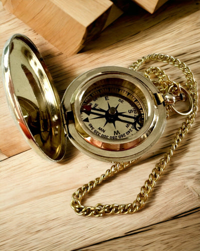 Brújula de color dorado Aventura – Elegante Navegador de Descubrimientos