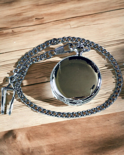 Reloj de Bolsillo Clásico con Números Romanos y Cadena, Cuarzo, Brillo de Acero - color plateado