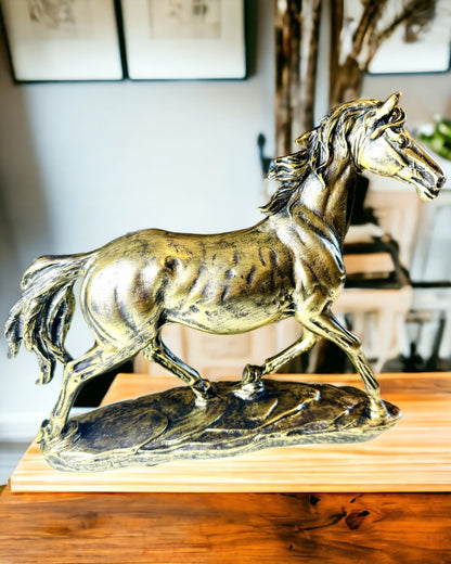 Estatuilla de Caballo al Galope de Resina con Opción de Grabado