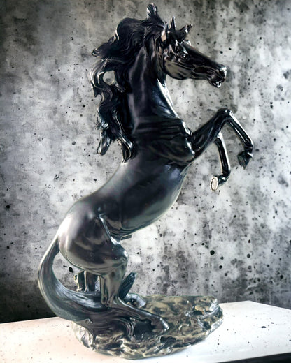 Czarna Perła - Escultura de Caballo Elegancia en Movimiento - Posibilidad de Grabado