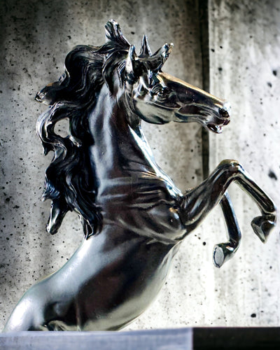 Czarna Perła - Escultura de Caballo Elegancia en Movimiento - Posibilidad de Grabado