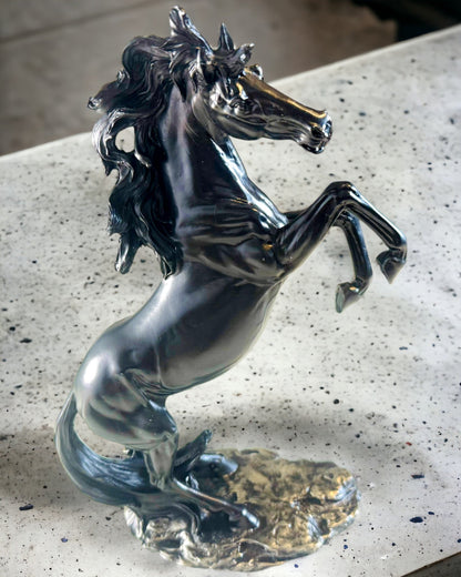Czarna Perła - Escultura de Caballo Elegancia en Movimiento - Posibilidad de Grabado