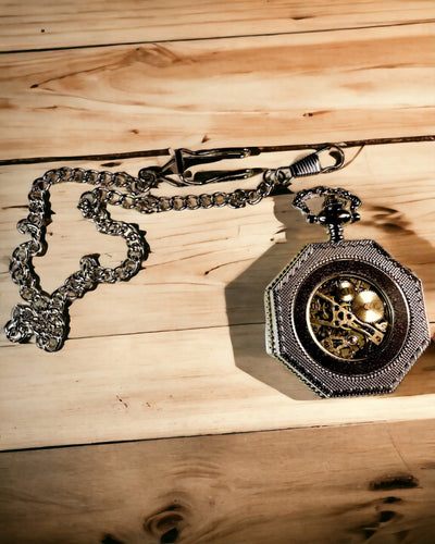 Reloj de Bolsillo Mecánico Octogonal Clásico en Color Plateado con Esfera Calada en Estilo Steampunk