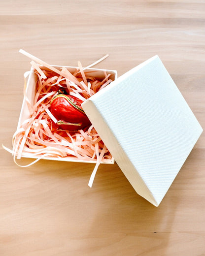 Elegante caja en forma de cardenal con opción de grabado