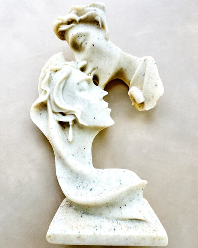 Figura "Elegancia en Piedra" color blanco - 13.5 cm de altura, Decorativa con Opción de Grabado