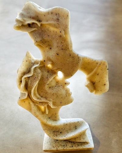 Figura "Elegancia en Piedra" color blanco - 13.5 cm de altura, Decorativa con Opción de Grabado