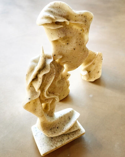 Figura "Elegancia en Piedra" color blanco - 13.5 cm de altura, Decorativa con Opción de Grabado