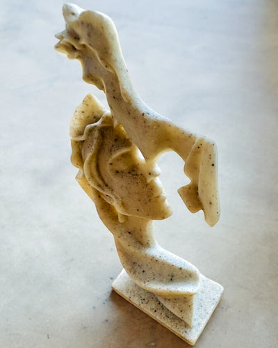 Figura "Elegancia en Piedra" color blanco - 13.5 cm de altura, Decorativa con Opción de Grabado