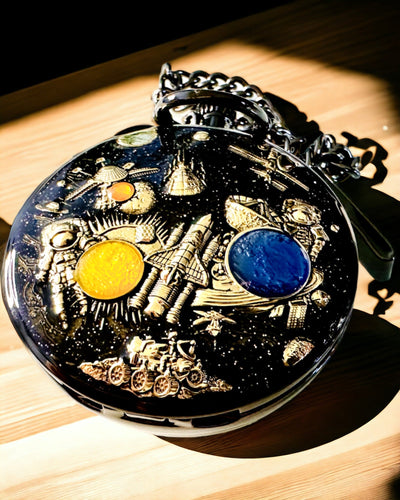 Reloj de bolsillo "Astrum Temporis" - Marco negro. Posibilidad de personalización con grabado