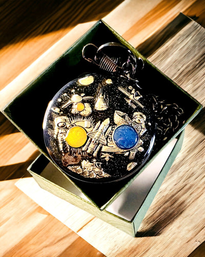 Reloj de bolsillo "Astrum Temporis" - Marco negro. Posibilidad de personalización con grabado