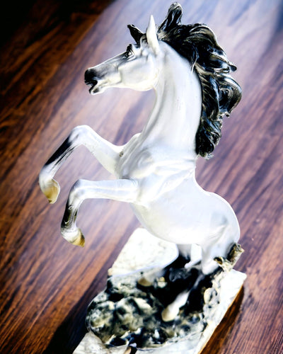"Elegancki Skoczek" - Figura de Caballo Blanca con Posibilidad de Grabado