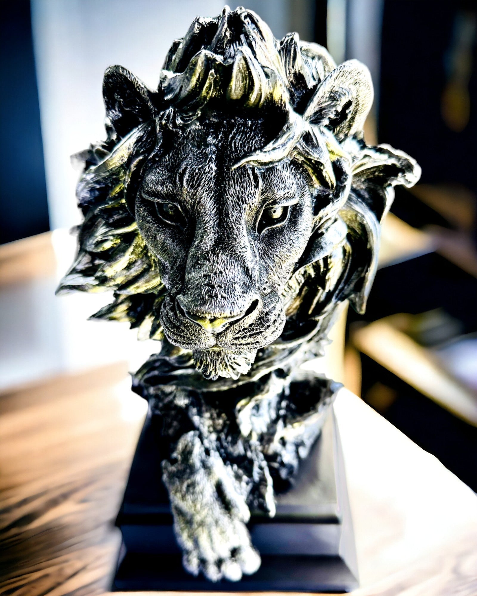 Rey de la Selva León - Majestuosa Estatuilla de León - color plateado, posibilidad de personalización para regalo