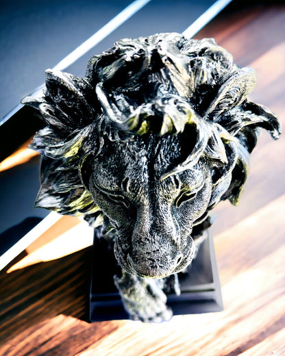 Rey de la Selva León - Majestuosa Estatuilla de León - color plateado, posibilidad de personalización para regalo