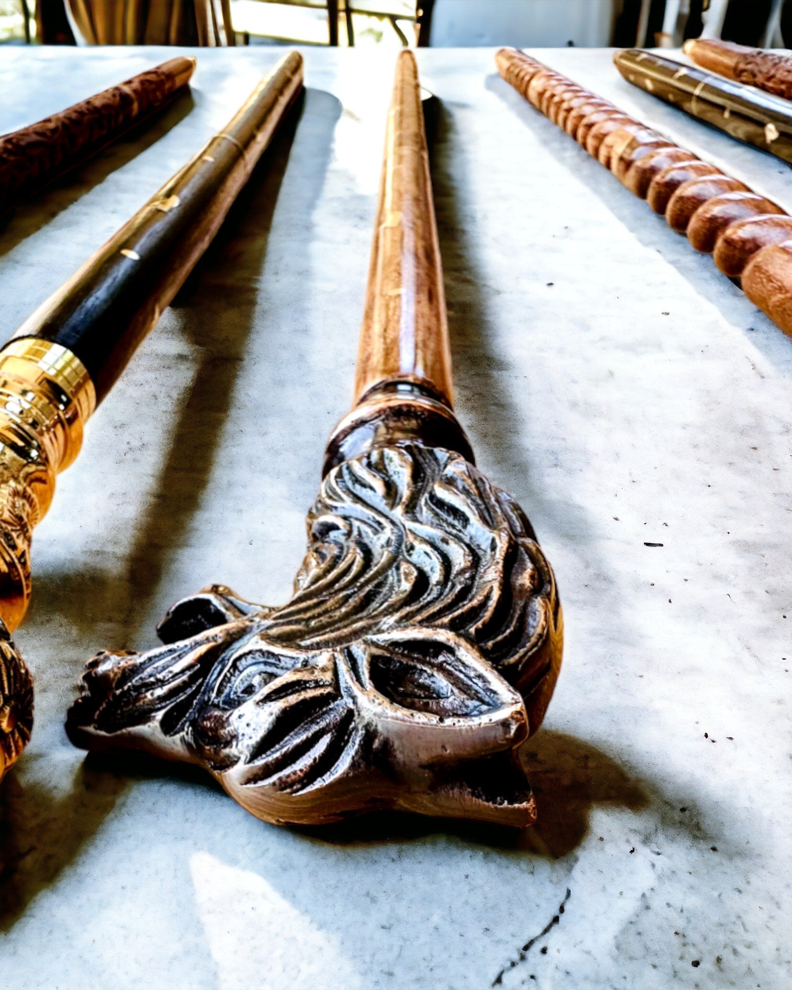 Bastón de paseo 'Wolf' - Madera de Mango India con opción de grabado, adornos dorados marrones