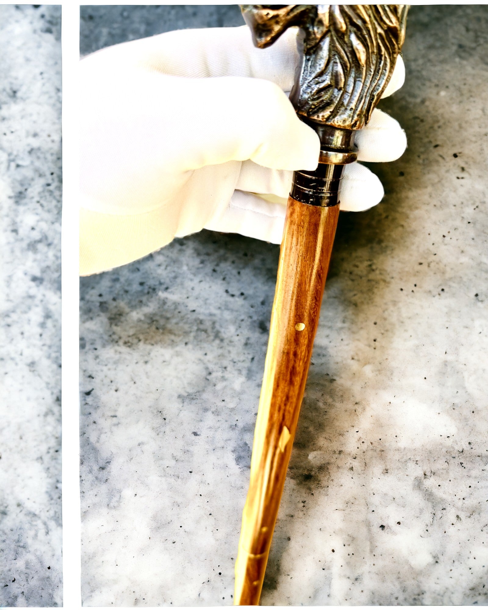 Bastón de paseo 'Wolf' - Madera de Mango India con opción de grabado, adornos dorados marrones