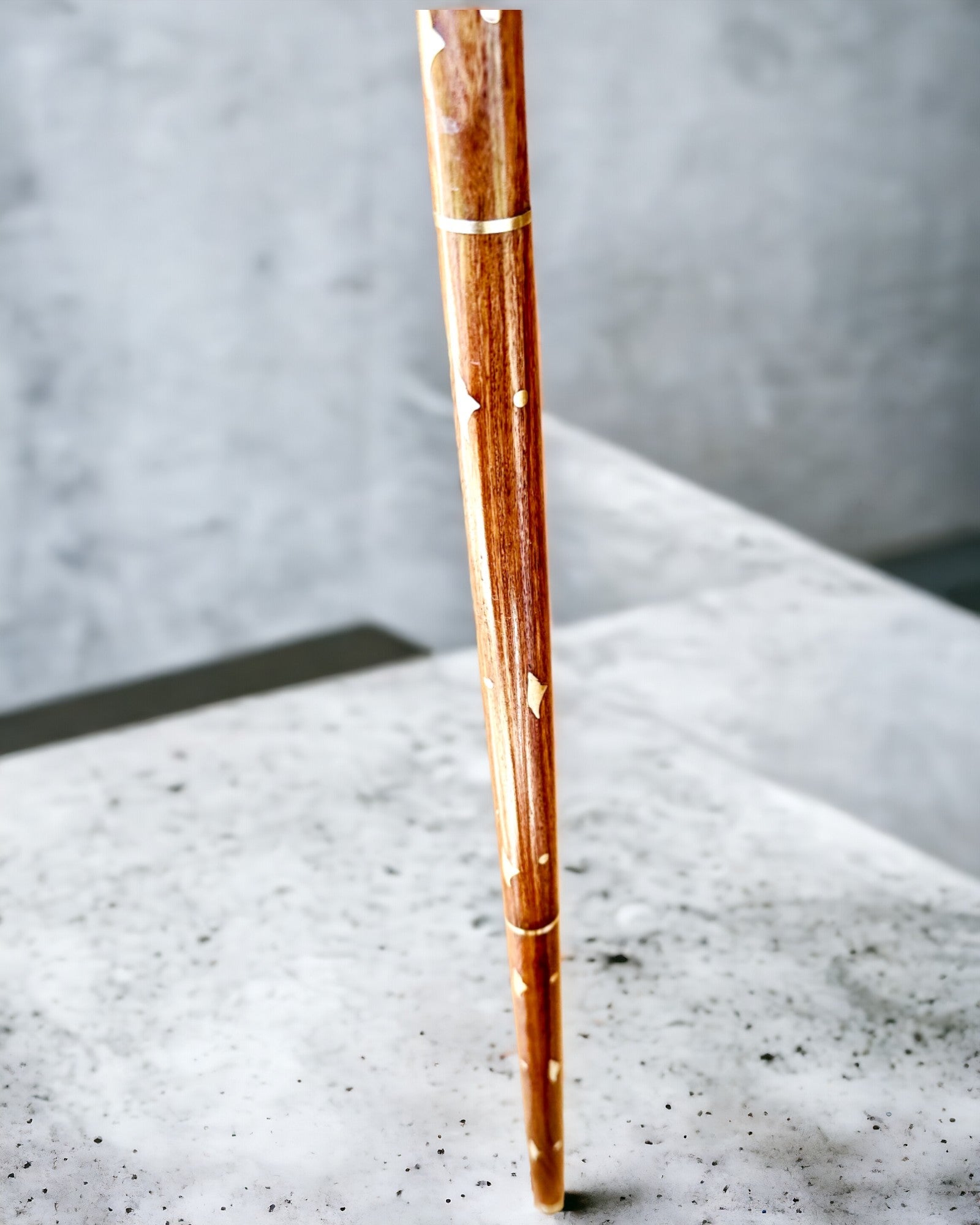 Bastón de paseo 'Wolf' - Madera de Mango India con opción de grabado, adornos dorados marrones