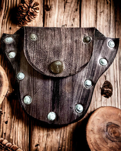 Escondite del Duende del Bosque – Pequeña Bolsa de Cuero Hecha a Mano