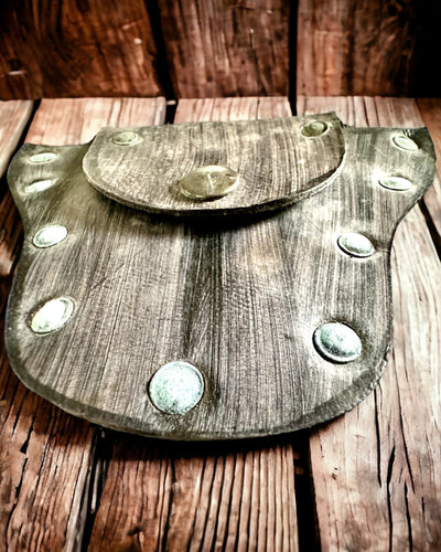 Escondite del Duende del Bosque – Pequeña Bolsa de Cuero Hecha a Mano