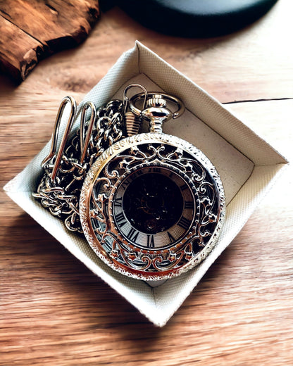 Reloj de bolsillo plateado "Vintage Elegance" con opción de personalización con grabado
