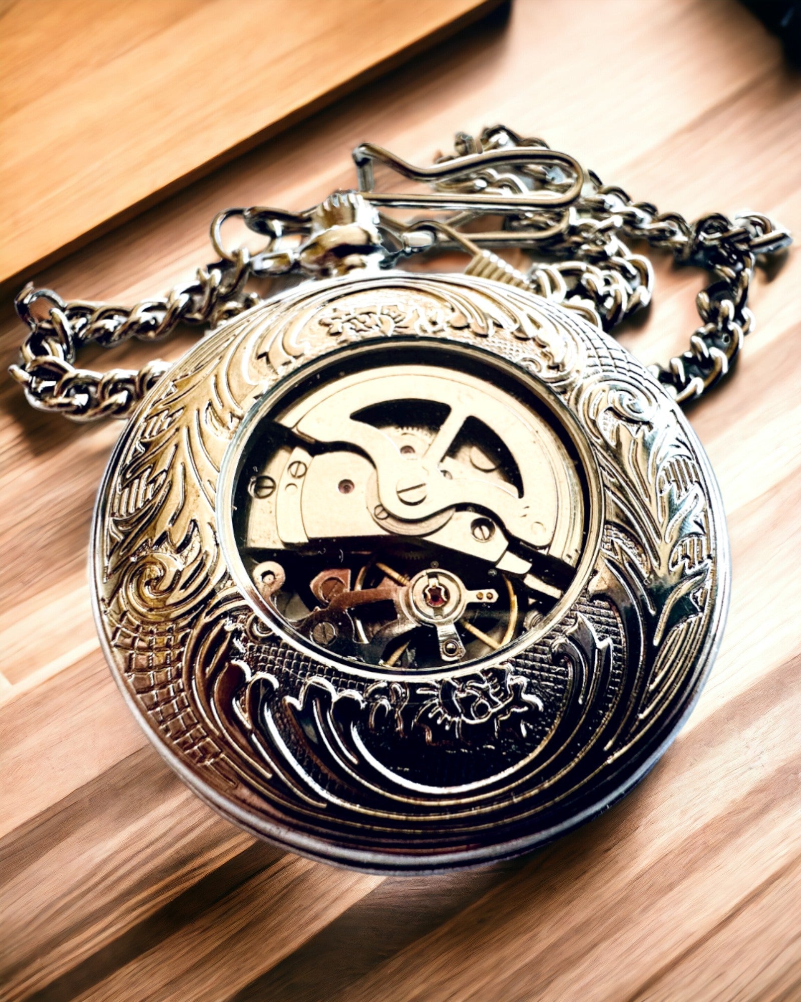 Reloj de bolsillo plateado "Vintage Elegance" con opción de personalización con grabado