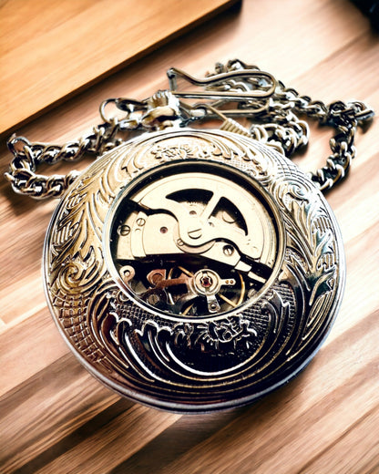 Reloj de bolsillo plateado "Vintage Elegance" con opción de personalización con grabado