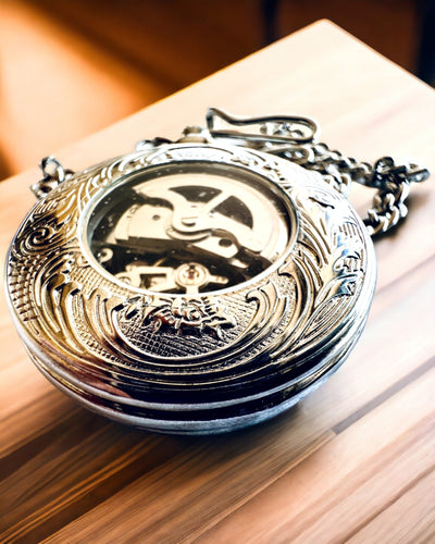 Reloj de bolsillo plateado "Vintage Elegance" con opción de personalización con grabado