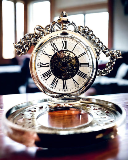 Reloj de bolsillo plateado "Vintage Elegance" con opción de personalización con grabado