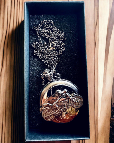 Elegante Reloj de Bolsillo Pasión Motociclista, posibilidad de personalización con grabado