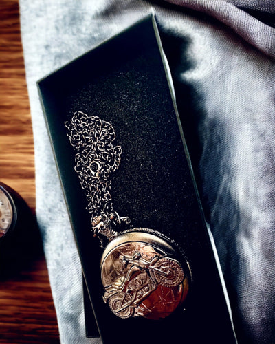 Elegante Reloj de Bolsillo Pasión Motociclista, posibilidad de personalización con grabado