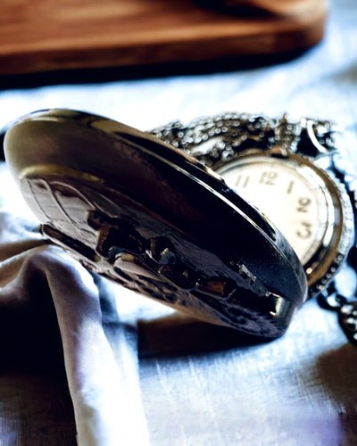 Elegante Reloj de Bolsillo Pasión Motociclista, posibilidad de personalización con grabado