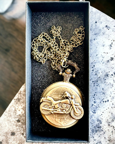Reloj de Bolsillo "Motociclista Elegante" – Grabado