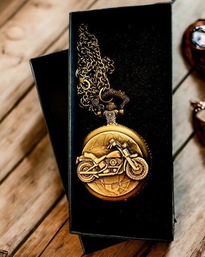 Reloj de Bolsillo "Motociclista Elegante" – Grabado