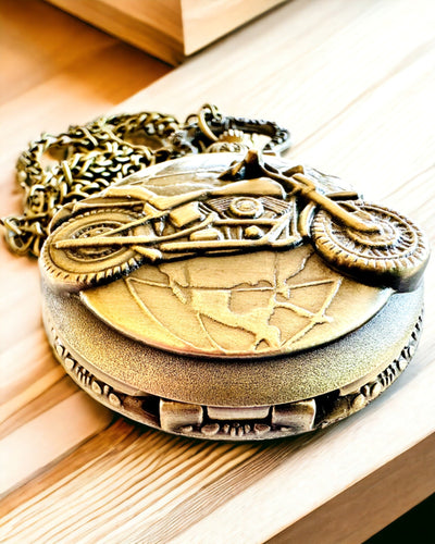 Reloj de Bolsillo "Motociclista Elegante" – Grabado