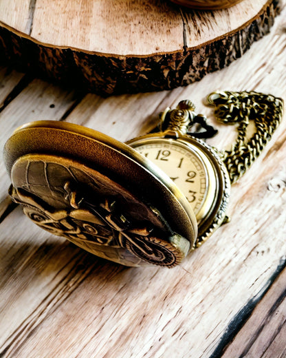 Reloj de Bolsillo "Motociclista Elegante" – Grabado