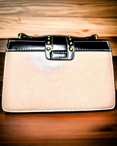 Bolso de Hombro Cuadrado Lila Claro con Motivo de León – Elegante Bolso de Piel Sintética Texturizada. Personalización con Grabado