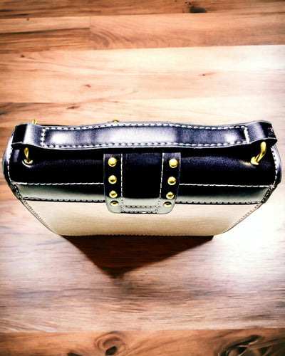 Bolso de Hombro Cuadrado Lila Claro con Motivo de León – Elegante Bolso de Piel Sintética Texturizada. Personalización con Grabado