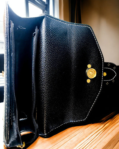 Bolso Cuadrado de Moda con Acento de León - color negro